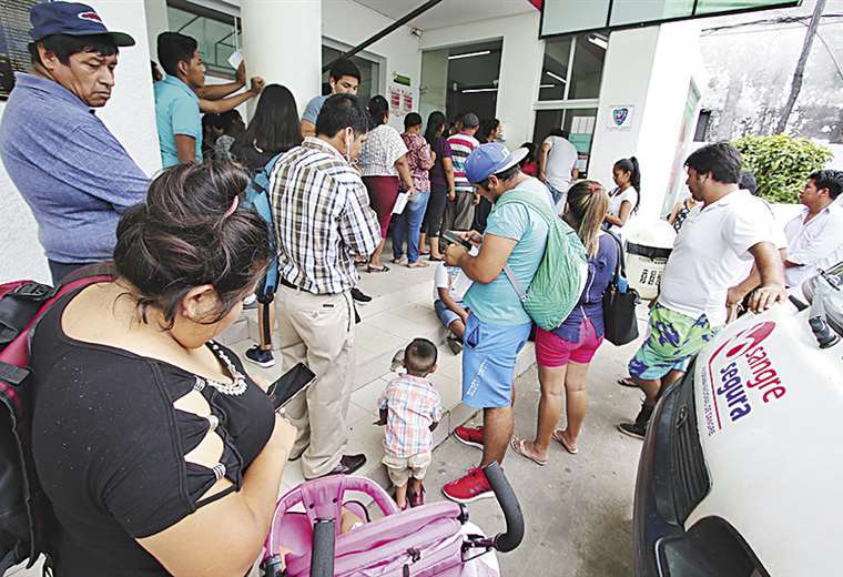 A diario hay cola para donar sangre, falta espacio y personal. Foto: Jorge Ibáñez