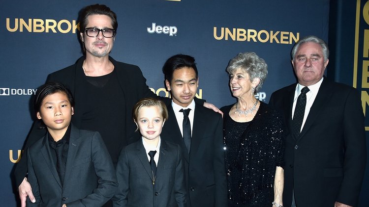 Brad Pitt con sus padres y tres de sus seis hijos durante la premiere de 