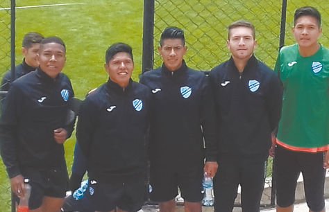 Juveniles. Ángel Flores (izq.), Roberto Flores, José Herrera, Mateo Flores y Mauricio Adorno, en Tembladerani. Foto: Jaime Ayllón