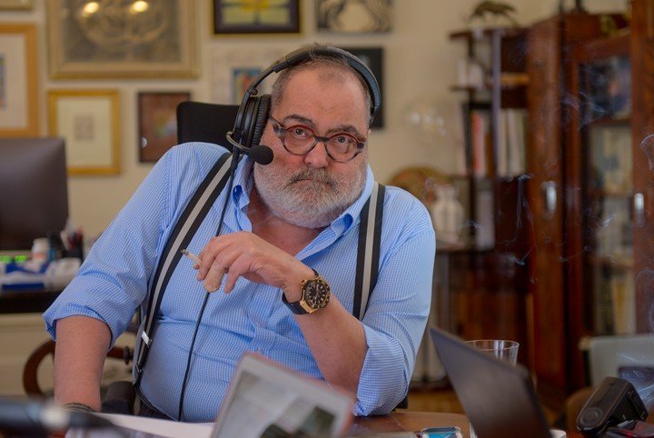 Lanata en su hogar: ya puede estar casi cuatro horas sentado. Antes de la operación, el dolor lumbar sólo le permitía estar en esa posición durante 15 minutos. (Rafael Mario Quinteros)