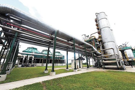 Agroindustria. Planta destiladora de alcohol del Ingenio Sucroalcoholero Aguaí, en el norte cruceño.