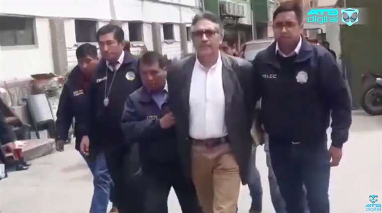 Momento en el que Torrico era enmanillado