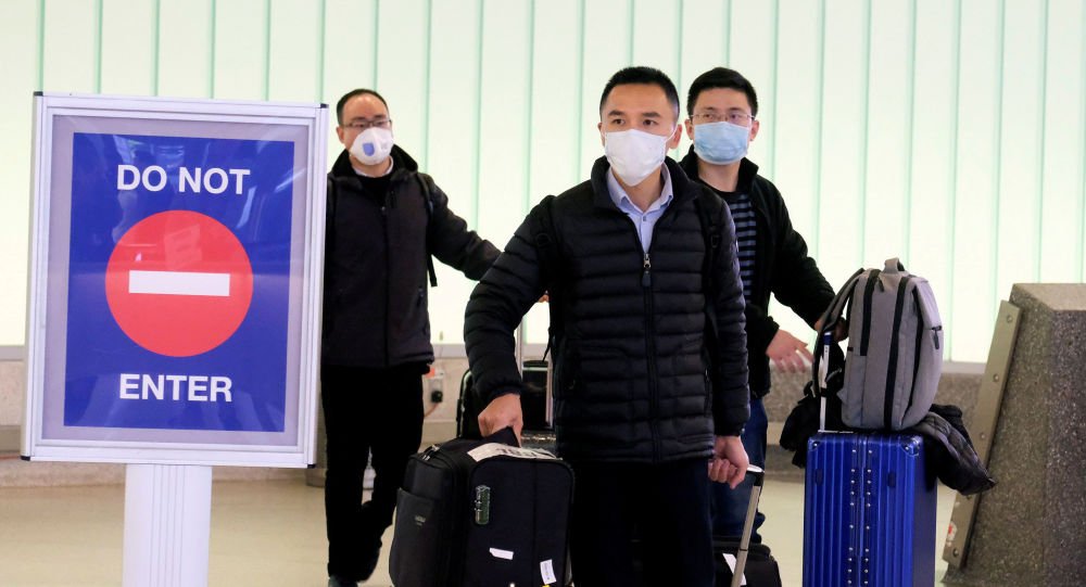 Unos chinos en mascarillas durante expansión del coronavirus 