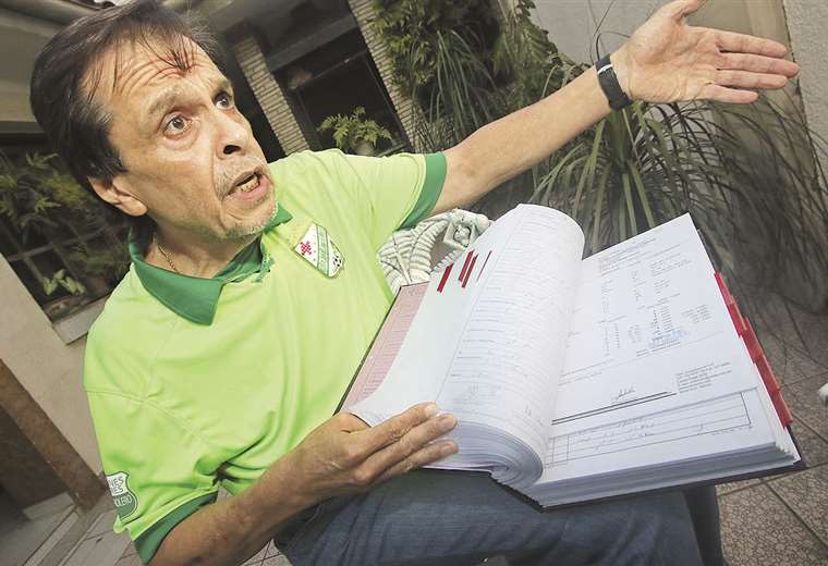 Ronald Castedo, muestra parte de la historia clínica de más de mil hojas que presentó a los jueces