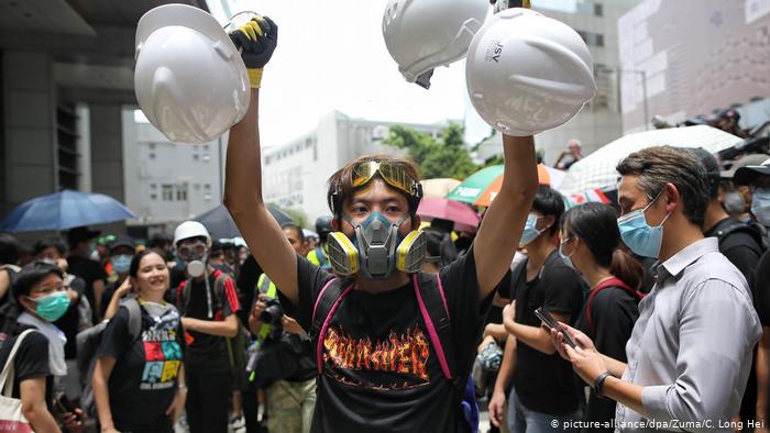 Manifestantes en Hong Kong que utilizan mascarillas de diferentes tipos.