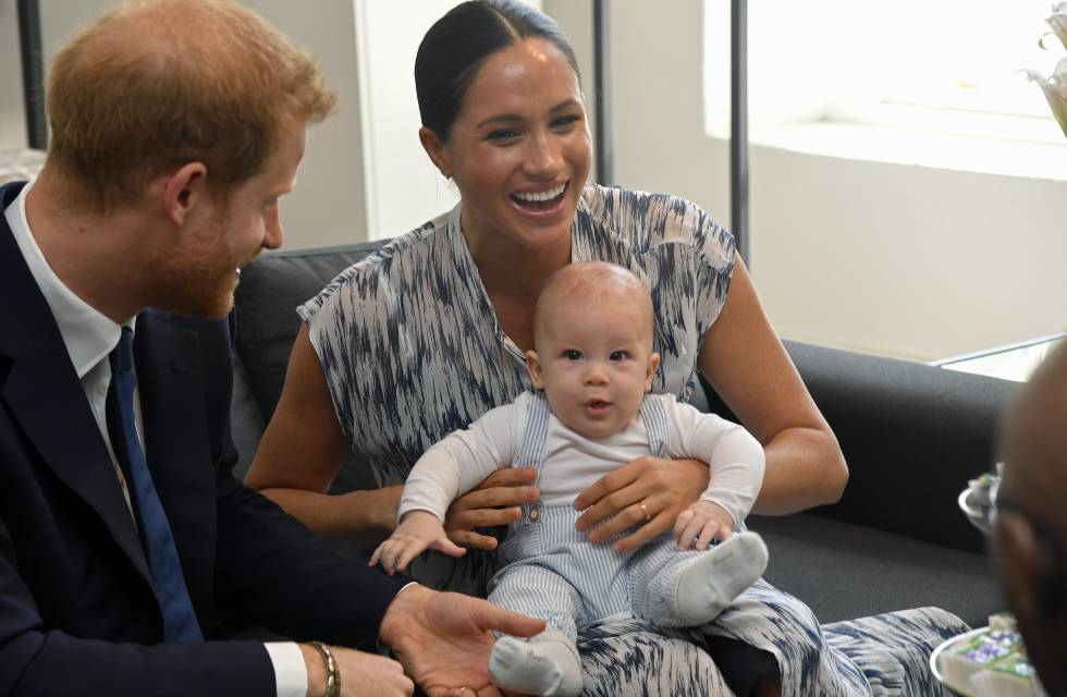 Enrique de Inglaterra, Meghan Markle y su hijo Archie durante su visita a Sudáfrica en septiembre de 2019. 