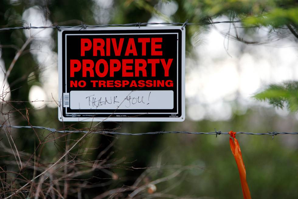 Un cartel colocado en la fachada de la vivienda de los duques de Sussex en Canadá en el que se puede leer 