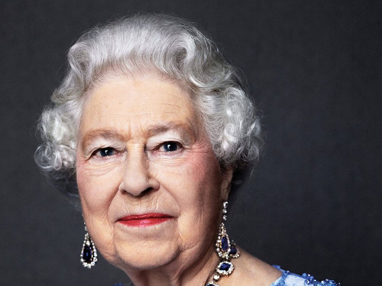 Retrato oficial de Isabel II tomado en 2014 por David Bailey que Buckingham Palace ha vuelto a distribuir para celebrar el jubileo de zafiro.