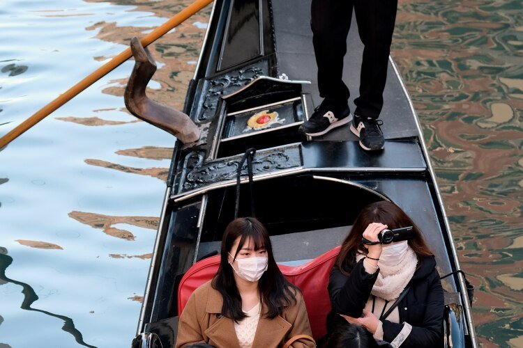 Turistas con mascarillas en Venecia (REUTERS/Manuel Silvestri)