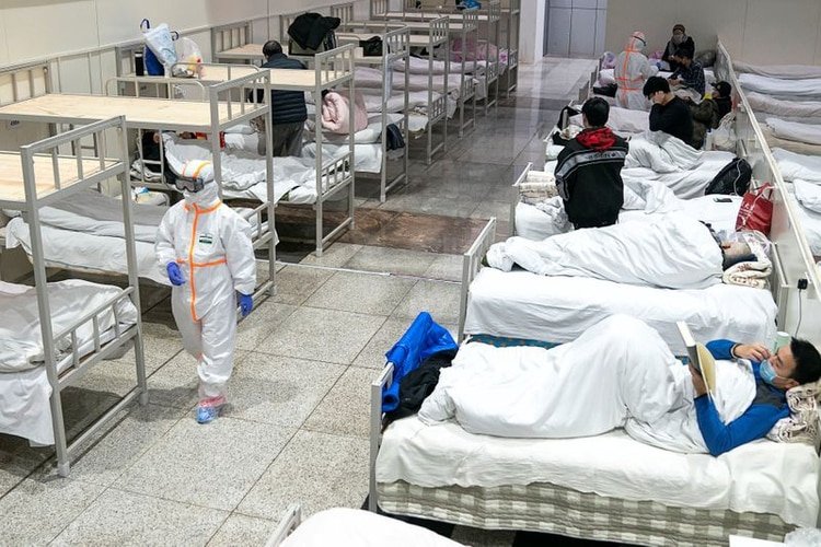 El Centro de Convenciones y Exhibiciones en Wuhan se convirtió literalmente en un hospital de campaña para atener los casos locales de coronavirus (REUTERS)