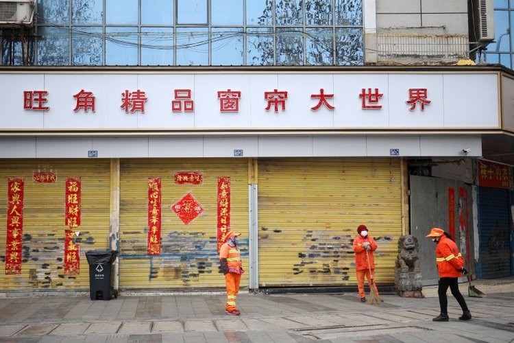 Empleados de limpieza en Wuhan trabajan con barbijos REUTERS/Stringer