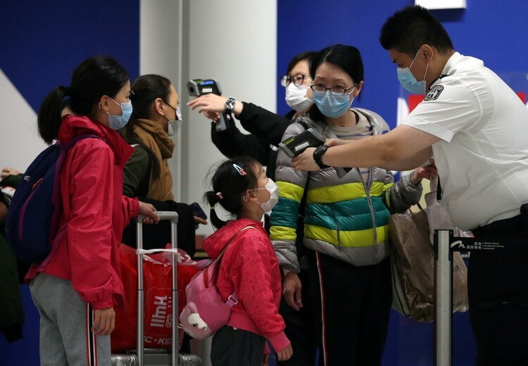 Pasajeros llegan a Hong Kong y son revisados por autoridades para saber si tienen fiebre - REUTERS/Hannah McKay