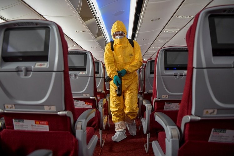 En cada avión, como en este repostado en el Aeropuerto Internacional de Haikou, en Hainan, China, se limpian y desinfectan - REUTERS 