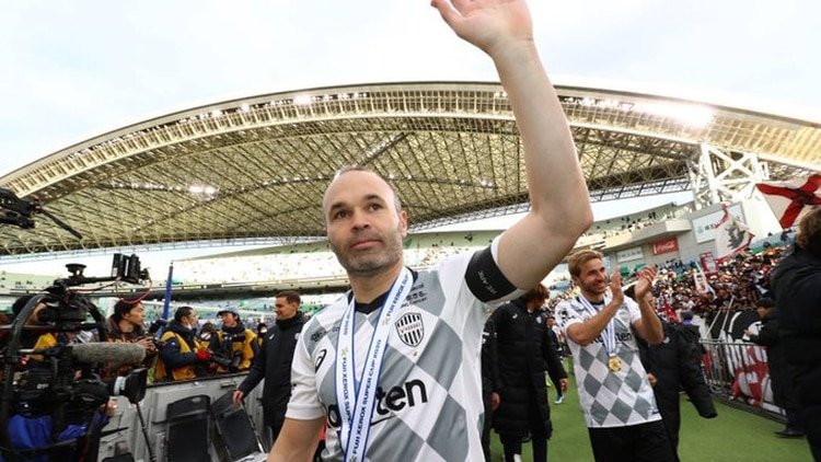 Andrés Iniesta ganó su segundo título en el fútbol japonés, el número 37 en su carrera profesional (@visselkobe)