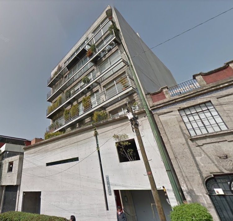 Este es el edificio donde Vanessa cayó, el departamento se ubica en el tercer piso y ella fue encontrada a seis metros de distancia, en la banqueta Foto: (Google Maps) 
