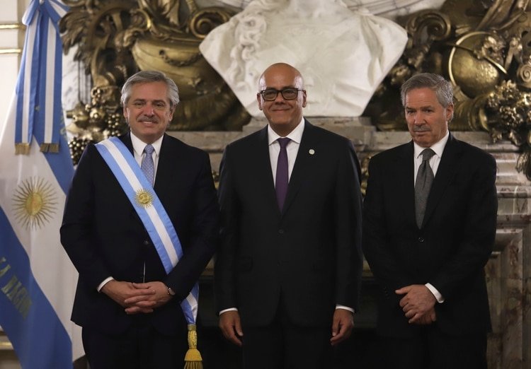 Jorge Rodríguez, junto al presidente Fernández y al canciller argentino Felipe Solá (Reuters)
