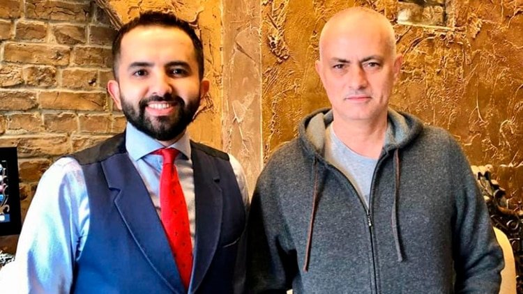 Mourinho poso junto a uno de los dueños de la famosa barbería londinense Haks & Oscar (@hak_tev)