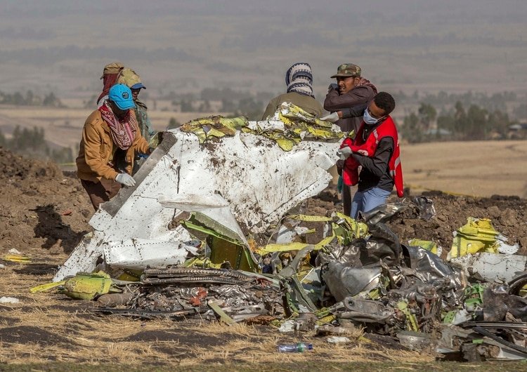 Fotografía de archivo del lunes 11 de marzo de 2019 de rescatistas en el lugar en donde se accidentó un avión de Ethiopian Airlines al sur de Addis Abeba, Etiopía. (AP Foto/Mulugeta Ayene, ARCHIVO)