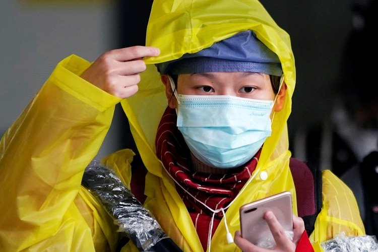 Un pasajero con una máscara camina fuera de la estación de ferrocarril de Shanghai, China, mientras el país es golpeado por un brote del nuevo coronavirus, el 8 de febrero de 2020. REUTERS/Canción de aliento