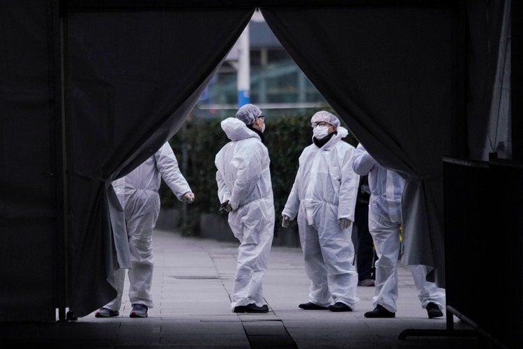 Miembros del personal que llevan máscaras protectoras son vistos en la estación de ferrocarril de Shangai, China, mientras el país es golpeado por un brote de un nuevo coronavirus, el 7 de febrero de 2020. REUTERS/Canción de aliento