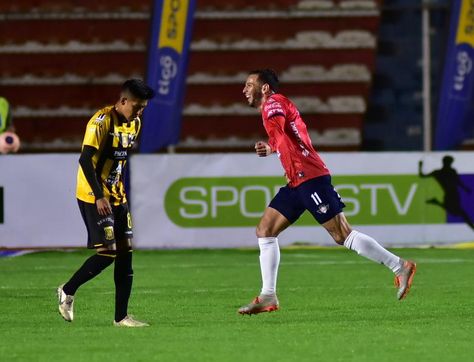 Alejandro Meleán (der.) celebra el gol del triunfo. Foto: APG