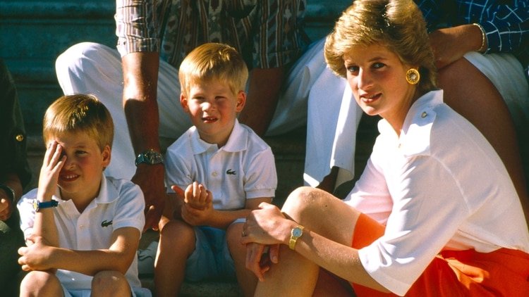 Lady Di, con Harry y William, surante unas vacaciones familiares en Mallorca, en 1988 (David Hartley/Shutterstock)