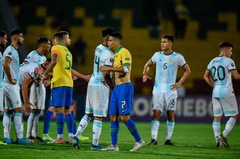 Los jugadores de Brasil y Argentina se dan la mano al final del juego durante el Torneo Preolímpico Sudamericano Sub-23 de fútbol en el estadio Alfonso López, Bucaramanga. Foto: AFP