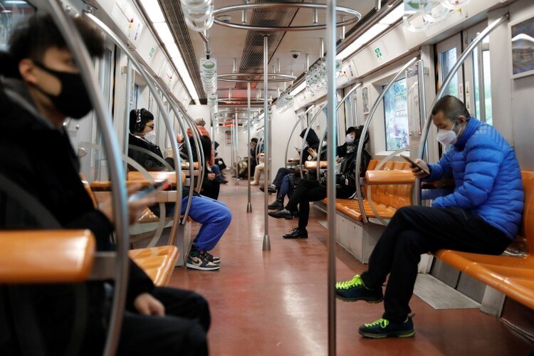 El transporte público en Beijing, mucho menos concurrido que lo habitual (Reuters)