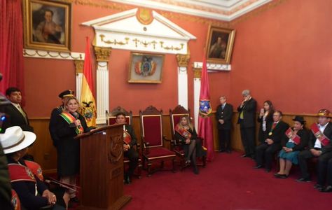 La presidenta Jeanine Áñez participa en la sesión de honor. Foto: Min. Presidencia