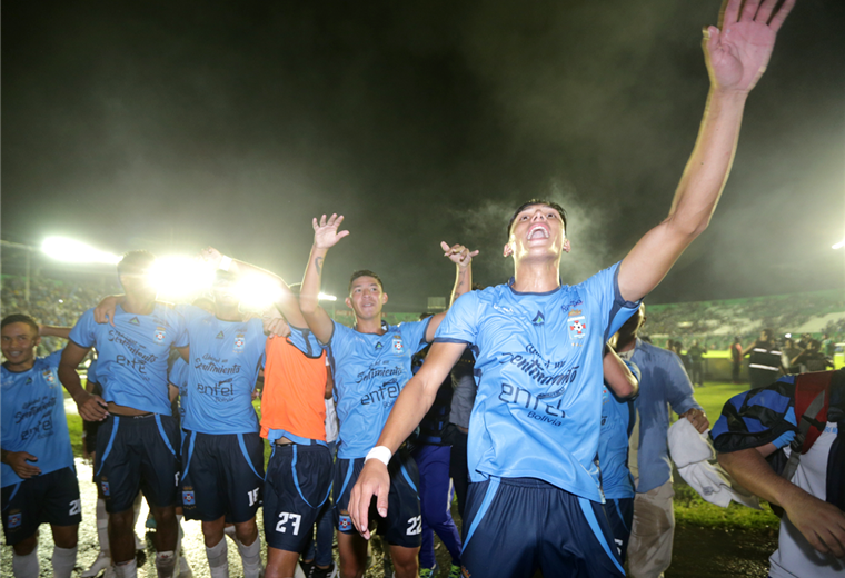 El delantero de Blooming, César Menacho (dcha.), enseñó el camino a la victoria en el clásico cruceño. Foto. Ricardo Montero