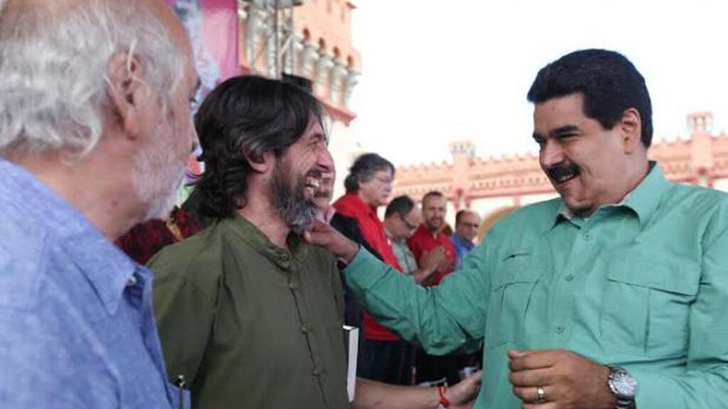 Alfredo Serrano Mancilla bromea con Nicolás Maduro en un acto público del régimen venezolano.