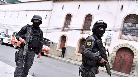Policías frente el penal de San Pedro, en La Paz. Foto: Archivo-La Razón