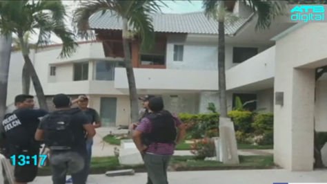 Efectivos allanan una vivienda de Dora V. en Santa Cruz. Foto: ATB 