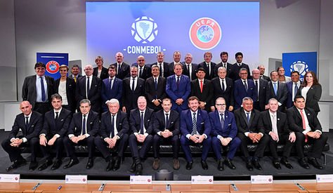 Los dirigentes de UEFA y Conmebol reunidos en Nyon, César Salinas es el segundo desde la derecha en la segunda fila. Foto: Conmebol