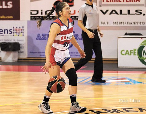 La basquetbolista durante un partido en España. Foto: Romina Rodríguez