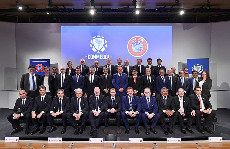 Miembros de la Conmebol y la UEFA tras la reunión de hoy en Nyon, Suiza. Foto: Conmebol
