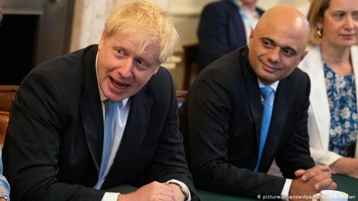 El primer ministro británico Boris Johnson (izquierda) y el exministro de Finanzas, Sajid Javid