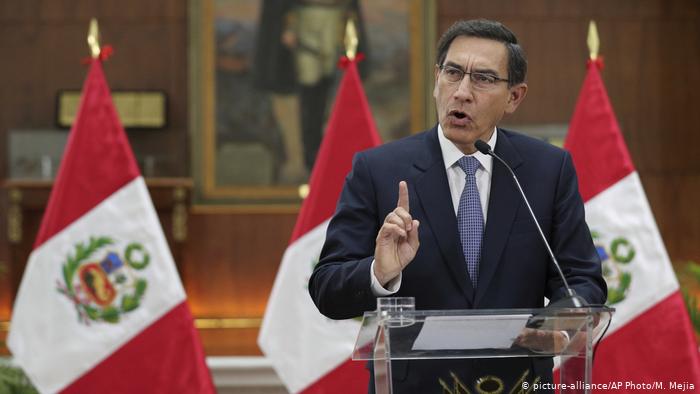 Peru Rede an die Nation Präsident Martin Vizcarra (picture-alliance/AP Photo/M. Mejia)