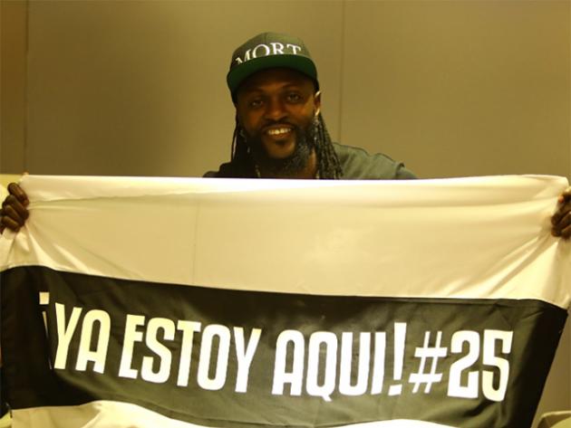 Llegó Emmanuel Adebayor y desató una locura en Asunción