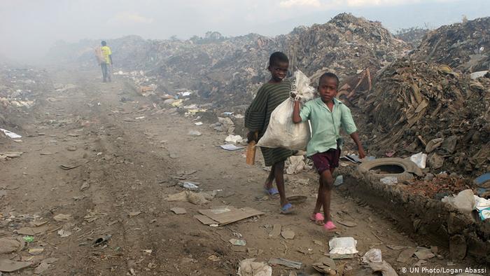 UN Millenniumsziele Kinder sammeln Müll in Haiti (UN Photo/Logan Abassi)