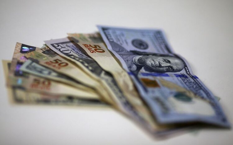 Reales brasileños y dólares estadounidenses (REUTERS/Ricardo Moraes)