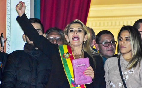 Jeanine Áñez aparece en el balcón del Palacio de Gobierno, en La Paz, el día de su juramento el 12 de noviembre de 2019.