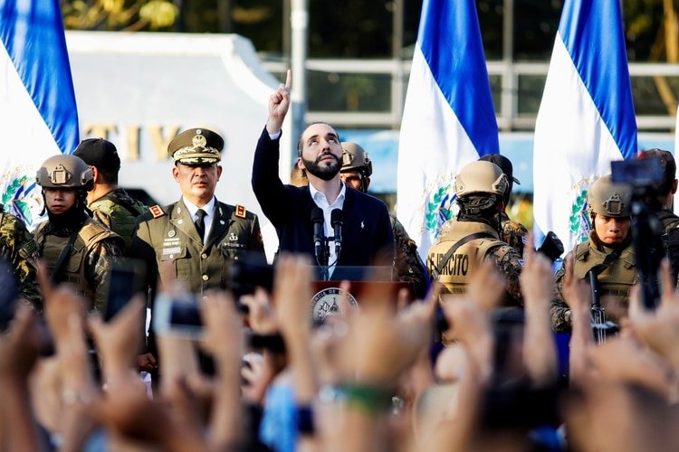 Nayib Bukele señala al cielo mientras se dirige a sus partidarios que protestan fuera del Congreso para presionar por la aprobación de fondos, el 9 de febrero de 2020 (REUTERS/Jose Cabezas/Foto de archivo)