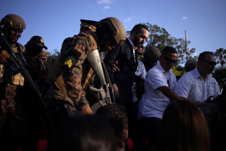 El presidente de El Salvador, Nayib Bukele, abandona el Congreso Nacional en San Salvador. 9 de febrero 2020. REUTERS/Víctor Peña