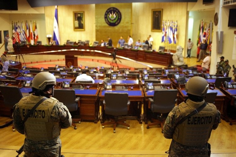 Los soldados estuvieron en todo momento en la Asamblea (REUTERS/Victor Pena)