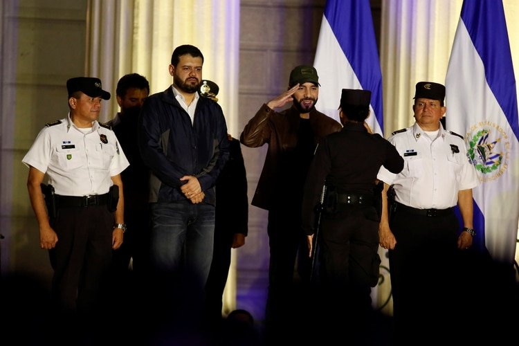Bukele en una ceremonia con nuevos policías en San Salvador el 11 de febrero (REUTERS/Jose Cabezas)