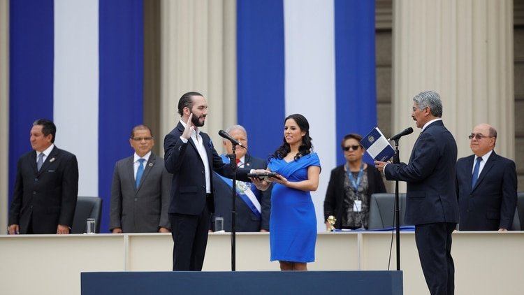 Bukele hizo que fuera su esposa quien le tomó el juramento como nuevo Presidente de El Salvador el 1 de junio de 2019 (REUTERS/Jose Cabezas)