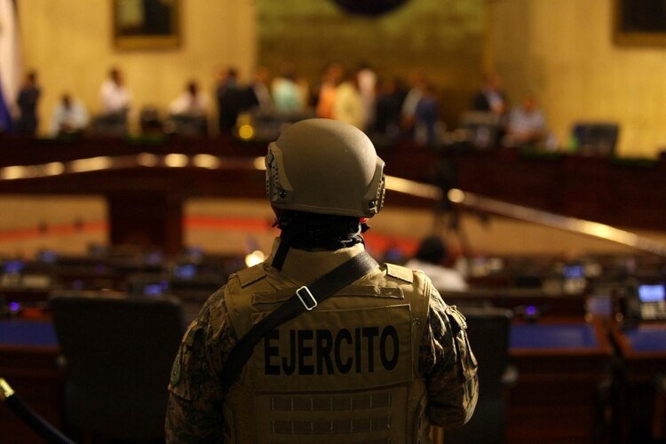 La imagen de los soldados en la Asamblea recorrió el mundo (REUTERS/Victor Pena)