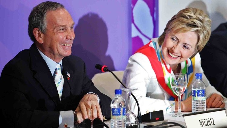 En esta foto de 2005 Bloomberg era alcalde de Nueva York y Hillary Clinton, senadora (Reuters)