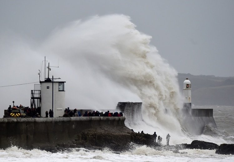 Las olas se estrellan sobre el faro de Porthcawl, Gales del Sur, Gran Bretaña, el 16 de febrero de 2020. REUTERS/Rebecca Naden 